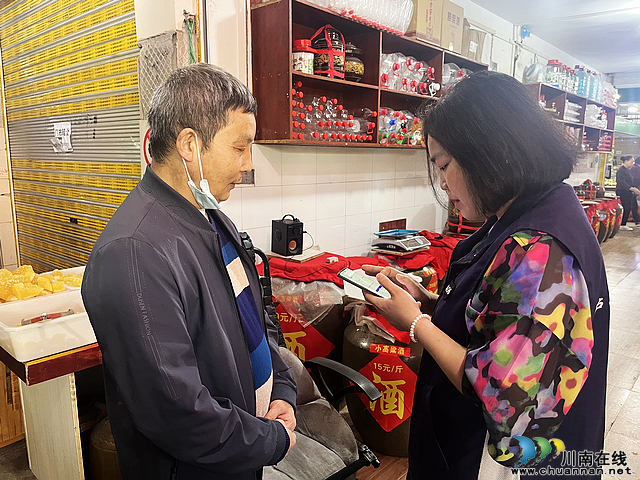 nEO_IMG_入户商家协助居民下载“国家反诈中心”APP、李国会.jpg