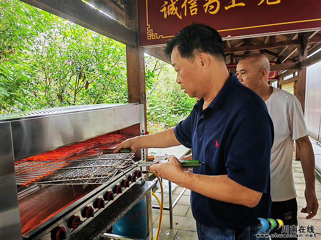 大头虾开钓 泸县方洞镇富华家庭农场与你“虾路相逢”(图5) nEO_IMG_现场烤虾(曾佐然摄).jpg